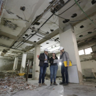 Una visita de les obres el maig passat en l’inici de les demolicions a l’interior de l’edifici de l’Audiència.