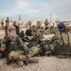Tropas turcas toman un descanso en su avance en el norte de Siria.