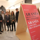 La directora de Política Lingüística, Ester Franquesa (2ª por la derecha), inauguró ayer la exposición.