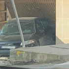 Vista del vehicle que va encastar-se contra la porta del garatge ahir.