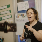 Teletrabajo de una maestra de educación infantil, que retransmite las clases a través de su móvil.