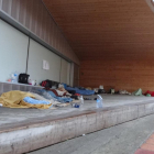 Más de una decena de personas durmiendo al raso en la calle Cavallers del Barri Antic, ayer. 