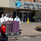 La DOP Pera de Lleida entrega unes peces de fruita per al personal sanitari lleidatà