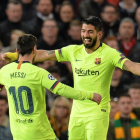 Leo Messi y Luis Suárez se felicitan tras el gol anotado y que tuvo que validar el VAR, después de que el árbitro lo anulara inicialmente por fuera de juego.