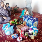 Una familia saharaui con uno de los lotes de alimentos.