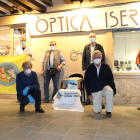 Moment de l’entrega de les ulleres, davant de l’Òptica Isern de la capital de l’Alt Urgell.