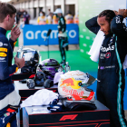 Lewis Hamilton conversa amb Max Verstappen després de la sessió de qualificació a Montmeló.