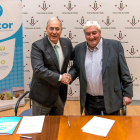 El rector de la UdL, Roberto Fernández, i el president d'ACATCOR, Amadeu Ros, han signat el conveni.
