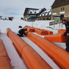 Imatge dels preparatius a Port Ainé per a l’estrena de la temporada d’esquí.