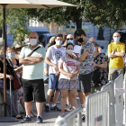 Ayer se formaron largas colas de personas a pleno sol en el barrio barcelonés de Torre Baró para participar en el cribado con pruebas PCR. 