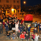 Els més petits van donar la benvinguda ahir a la Soca Fuliolera, de 10 metres de llarg, una de les més grans de Catalunya, que es va instal·lar a la plaça de l’Ajuntament.
