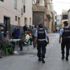 Imatge d’una patrulla d’agents dels Mossos d’Esquadra ahir a la tarda a Aitona.