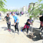 El 29 de abril, los vecinos del barrio participaron en la plantación de árboles del bosque urbano.