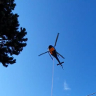 Un helicóptero desplazando piezas de un remonte en Port Ainé.