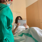 Videollamadas y ánimos  -  Los pacientes ingresados por coronavirus continúan haciendo uso de las tabletas electrónicas donadas para mantenerse en contacto con sus familiares, como se ve en la imagen de la derecha, con una mujer en el hospital S ...