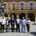 Los candidatos de Compromiso, PP, Cs, PSOE, Podemos y PAR frente al popular monumento a la Faldeta en el paseo de Segonyé. 
