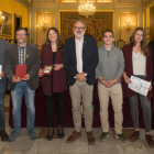 L’alcalde de Lleida Fèlix Larrosa, al centre, amb els guardonats, ahir.