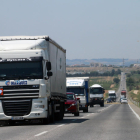 Imagen de archivo de camiones circulando por la N-240 entre Lleida y Les Borges Blanques. 