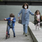 Una mujer pasea junto a dos niños por las calles de Bilbao.
