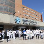Los trabajadores del hospital Arnau de Vilanova de Lleida, protestando el pasado martes. 