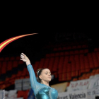 Maria Cerdà durante un ejercicio sobre la barra de equilibrio.