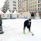 Desmontaje de la pista de hielo de plaza Sant Joan
