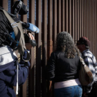 El primer reportatge del cicle es dedica a l’emigració a la frontera entre els EUA i Mèxic.