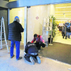 Revientan la puerta y fuerzan cajones y armarios en la Oficina de Atención Ciudadana de la Paeria en Ferran