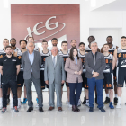 Jugadores, técnicos y directivos del ICG Força Lleida, ayer durante su visita a la sede de su patrocinador principal.