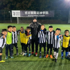 Joel Piñero, amb un grup de jugadors de la Juventus Academy de la ciutat de Nanjing, capital de la província de Jiangsu.