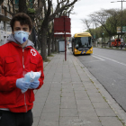 Aleix Porras, ahir a prop de l’estació d’autobusos on va repartir les mascaretes.