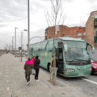 Viajeros subiendo al bus que sustituye a los trenes de la línea de la costa entre Lleida y L’Espluga.