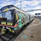 Uno de los trenes Cervera-Lleida afectados por la acción de grafiteros.