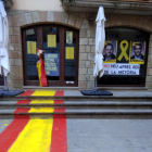 Pintan la bandera española y cuelgan una cabeza de cerdo en la sede de ERC de Solsona