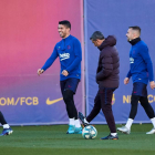 Messi, Luis Suárez, Jordi Alba y Vidal ayer durante el entrenamiento junto al técnico Ernesto Valverde.