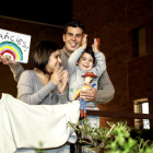 Una familia de Lleida aplaudiendo a los profesionales sanitarios. 