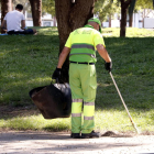 Imagen de un miembro del servicio de limpieza barriendo el parque de la Barceloneta.