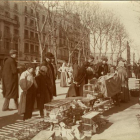 Fotografía antigua que muestra los puestos de venta de pájaros en las Ramblas de Barcelona.