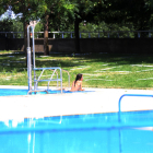 Uno de los jóvenes que ayer accedió al recinto de las piscinas.