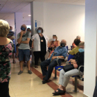 Algunos pacientes de pie ayer en una de las salas de espera.