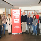 Foto de família dels dirigents d’UGT de Lleida amb la premsa.