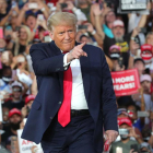 Donald Trump, en un multitudinari míting a Florida dilluns, on va aparèixer sense mascareta.