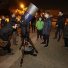 Algunos de los participantes en la observación astronómica, ayer en Agrónomos.