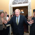 Boris Johnson rep l’aplaudiment dels col·laboradors a Downing Street.