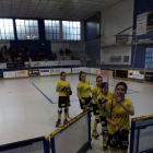 Las jugadoras del Vila-sana abandonan la pista del Voltregà satisfechas por el empate conseguido.