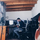 El músico de Bellpuig afincado en Galicia Xavi Font, en su estudio.