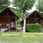 Dos bungalous a un càmping de la Guingueta d'Àneu, al Pallars Sobirà.