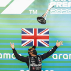 Lewis Hamilton llança el trofeu per celebrar la seua victòria al Circuit de Catalunya.