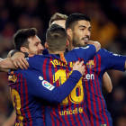 Messi  y Suárez celebran con Jordi Alba y Rakitic uno de los goles marcados el domingo ante el Eibar.