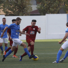 Segura intenta prendre la pilota a un jugador del Sant Ildefons, ahir al Municipal d’Alcarràs.